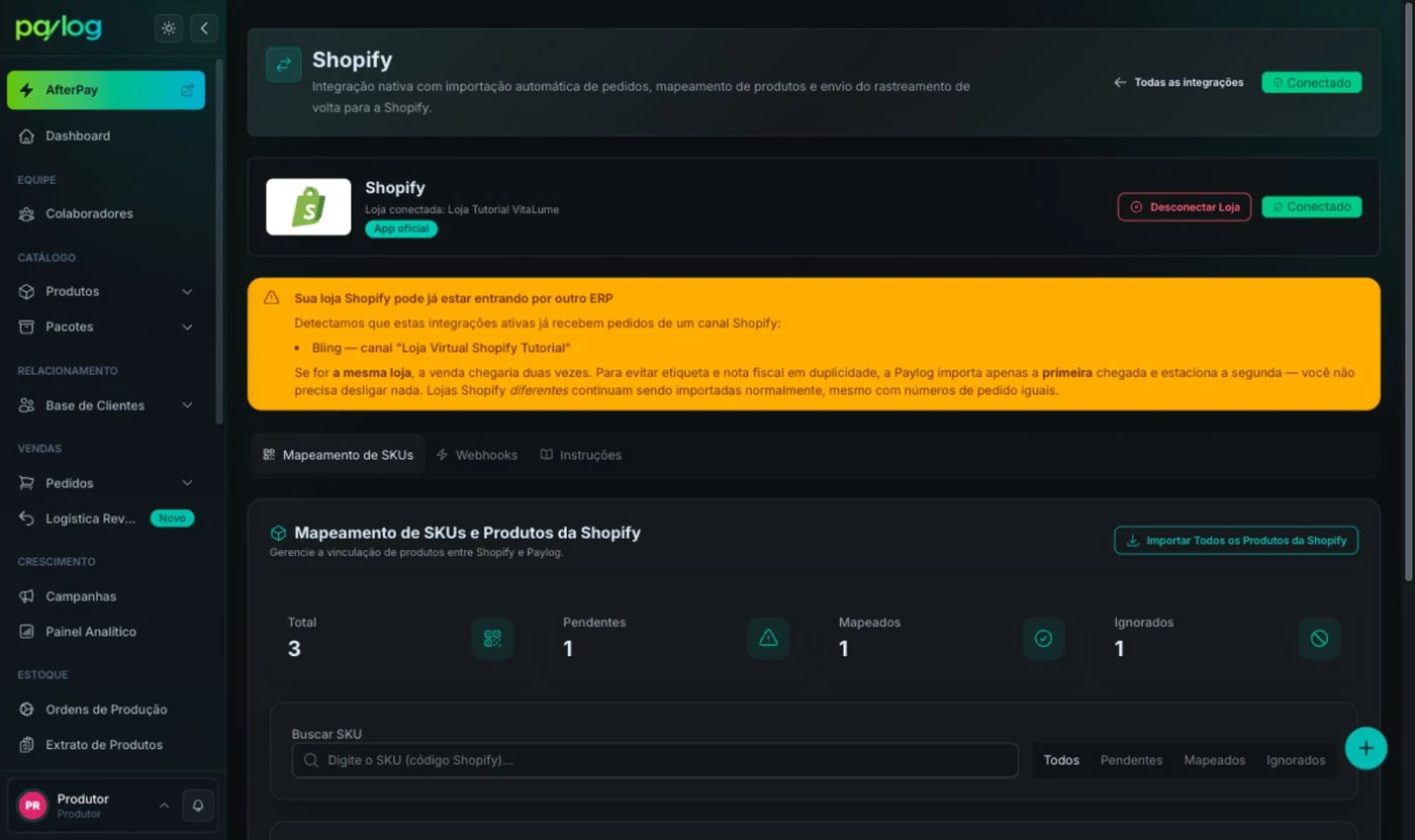 Página da Shopify no Paylog conectada, com o nome da loja, o selo Conectado e as abas Mapeamento de SKUs, Webhooks e Instruções